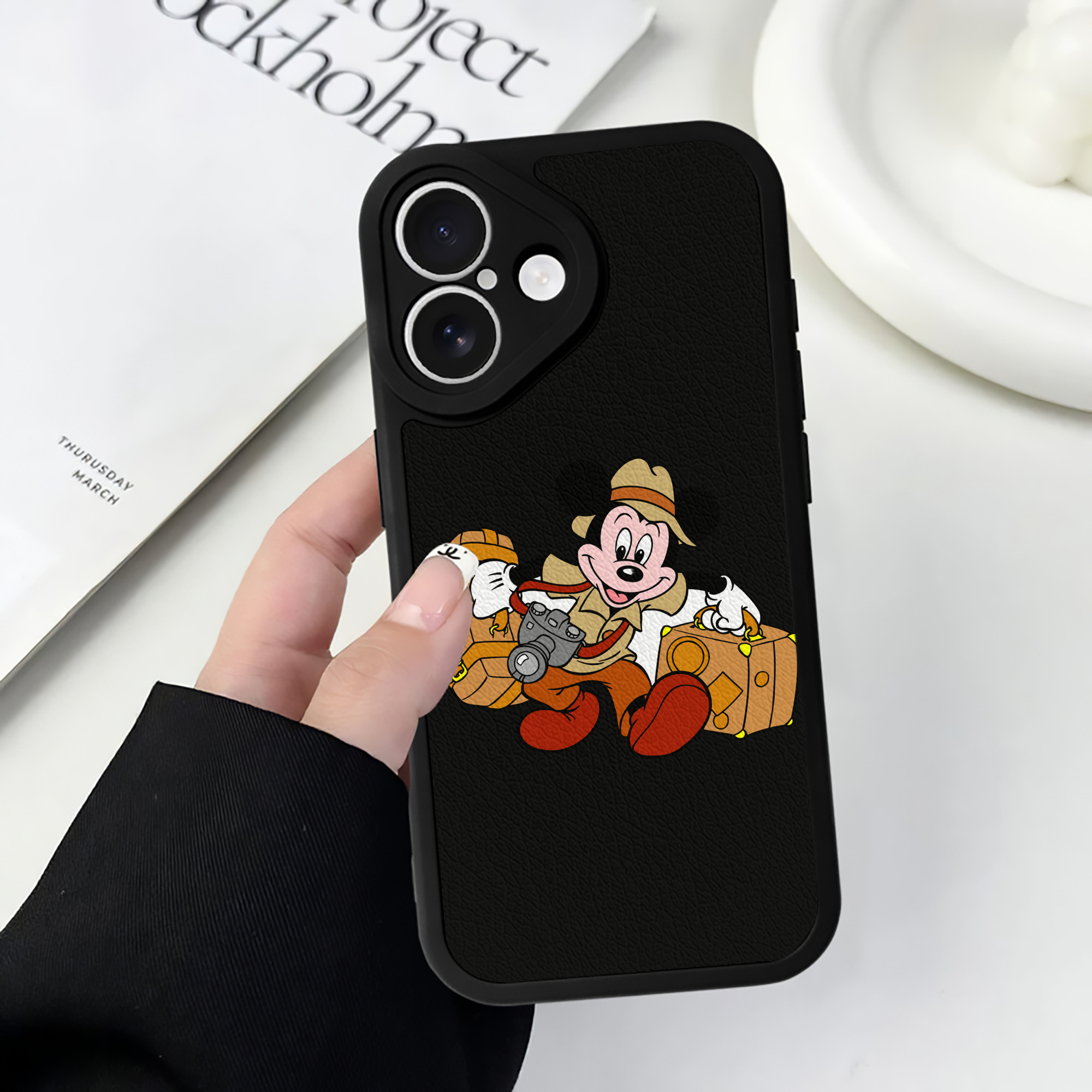 （画像用） ミッキーマウス Mickey Mouse 【iPhone 16シリーズ対応】シリコンスマホケース（レザー調） 材質：シリコン